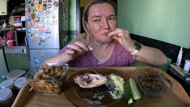 Грибная солянка, икра из грибов, пюре с курочкой. Мукбанг. Домашняя еда смотреть онлайн