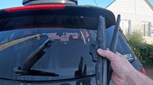 Замена задней щётки стеклоочистителя на KIA Sorento Prime