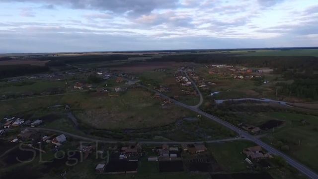 СЕРГЕЙ ВЕСТНИК
Солнце выжгло траву до цвета старой мешковины. В деревне, затерянной в пыльных полях, смотреть онлайн