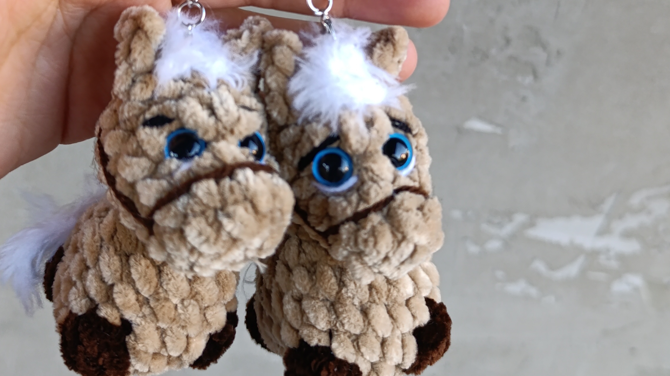 Брелок Лошадка крючком из плюшевой пряжи. Мастер-класс по вязанию смотреть онлайн