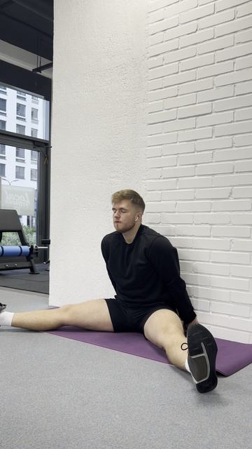 Растягивание заднего бедра у стены