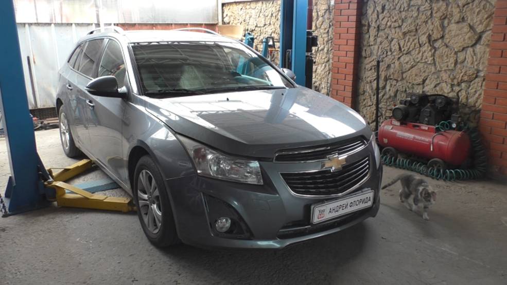 Замена передних амортизаторных стоек на Chevrolet Cruze 1,8 Шевроле Круз 2015 года