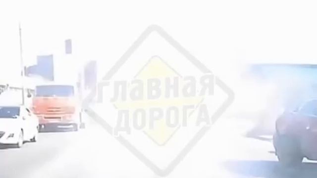 В Красноярске автомобилист устроил ДТП с мотоциклистом смотреть онлайн