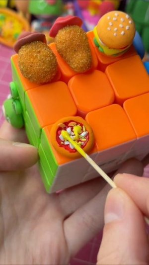 Кастомизирую кубик Рубика 🫶✨ Что ещё хотите видеть на красной стороне? #diy #творчество #пицца
