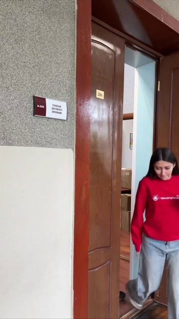 Началась выдача фирменных толстовок первокурсникам смотреть онлайн