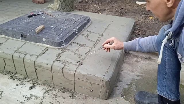 Декоративная штукатурка водопроводного колодца.