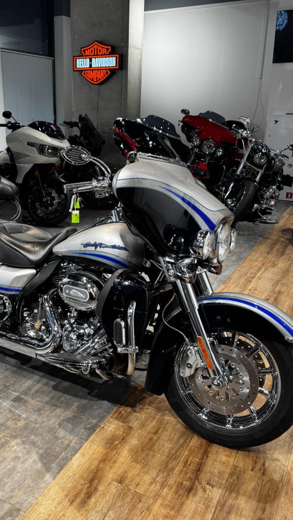 CVO Electra Glide Black Diamond with Emerald Ice Flames