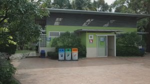 Придорожный туалет в Таиланде.