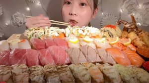 🔥🍲 Мукбанг и Mukbang : ДЕВУШКА и ЦЕЛЫЙ СТОЛ СУШИ! 🍣 Разнообразие суши ест на камеру.