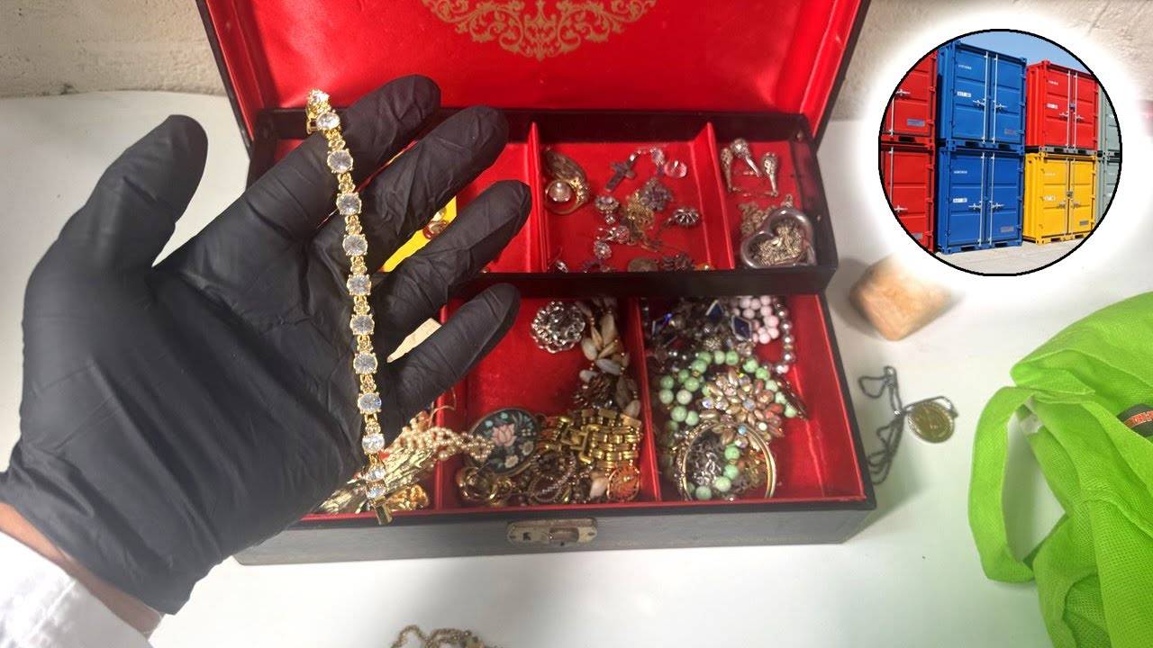 Золото было на полу. Находки в брошенном контейнере.