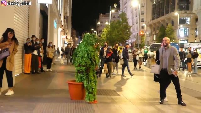Girls are Scared Like Crazy _ Bushman Prank смотреть онлайн
