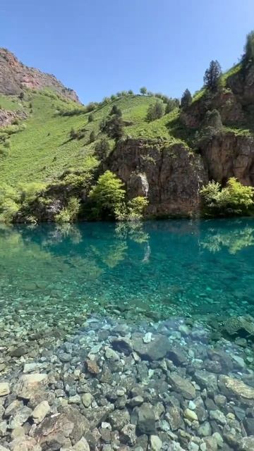 Невероятно красивый цвет горного озера