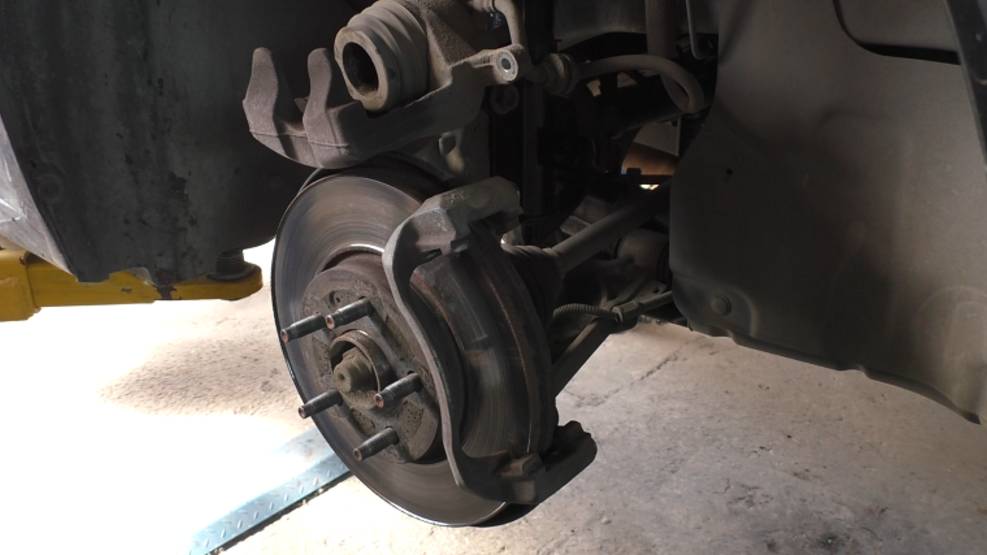 Замена передних колодок на Chevrolet Cruze 1,8 Шевроле Круз 2015 года