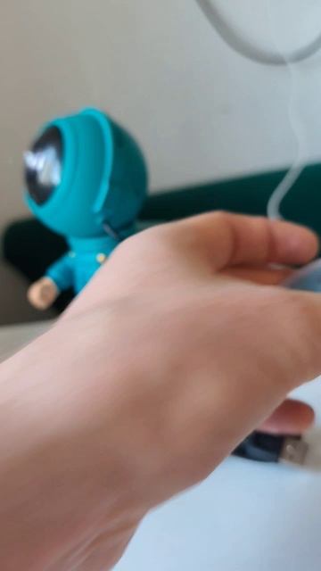 Ночник-Проектор Астронавт Космонавт бирюзовый голубой распродаю ✅Пиши мне или звони 89261671836 смотреть онлайн