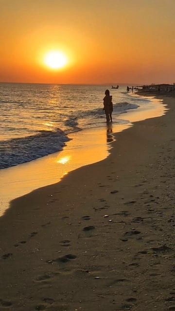 Прогулка по берегу моря мама с дочкой в лучах заходящего солнца. смотреть онлайн