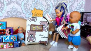 ВОЛШЕБНЫЙ РЮКЗАК😜🔮 Катя и Макс веселая семейка! Куклы Барби школа истории Даринелкатв