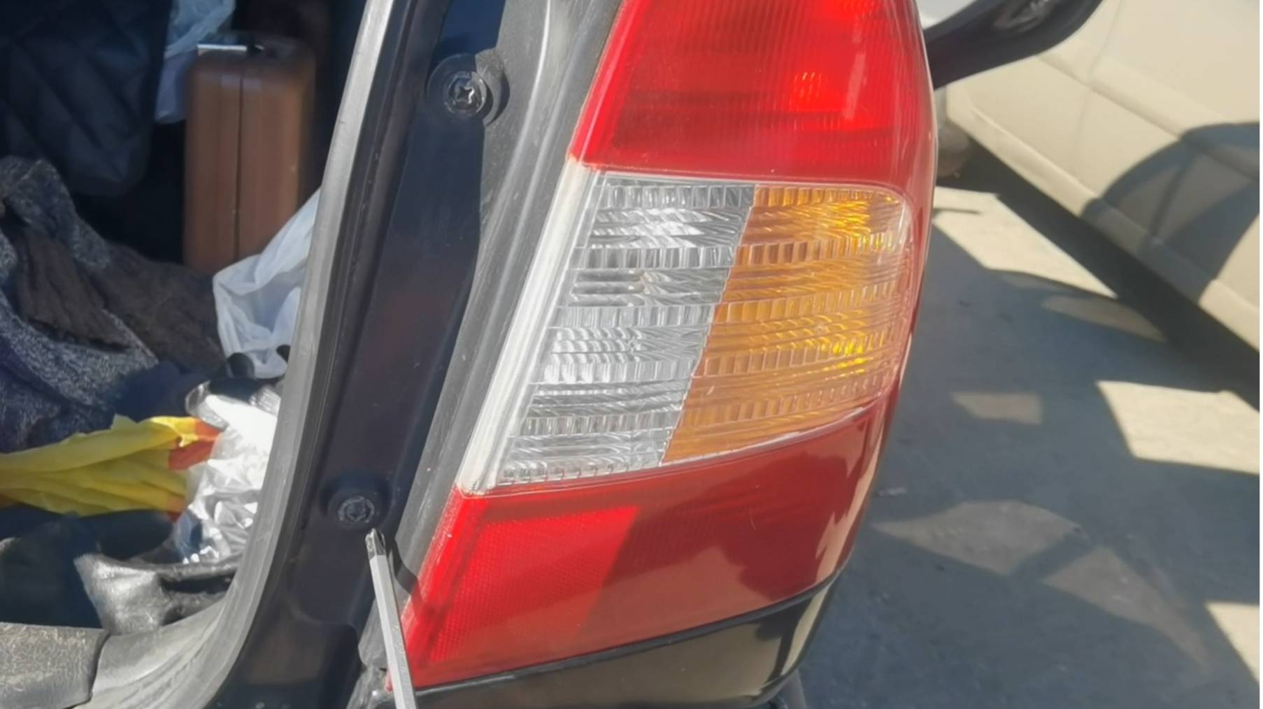 Как поменять лампочку в стоп сигнале любой машины (на примере Hyundai Accent)