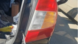 Как поменять лампочку в стоп сигнале любой машины (на примере Hyundai Accent)