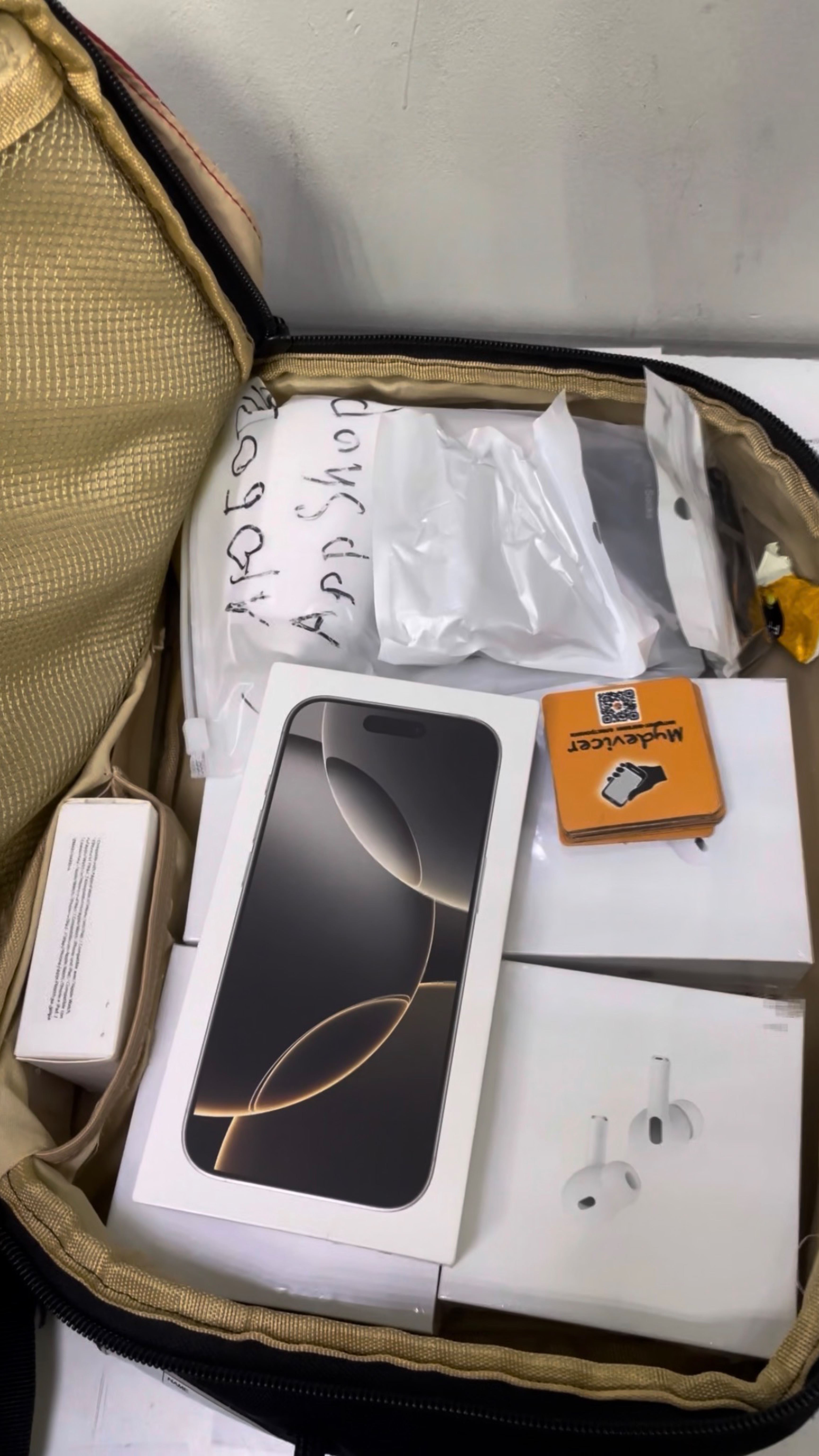 Забрала заказ для клиента, приобрел IPhone 16 Pro на 128гб. Чехол и адаптер 20Вт в подарок.