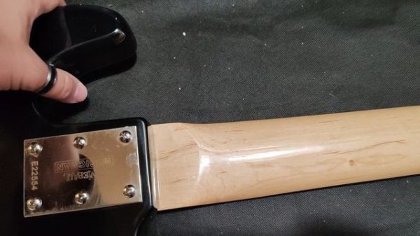 Обзор сборки китайской реплики Musicman Stingray 5 струн чёрная с красным пикгардом