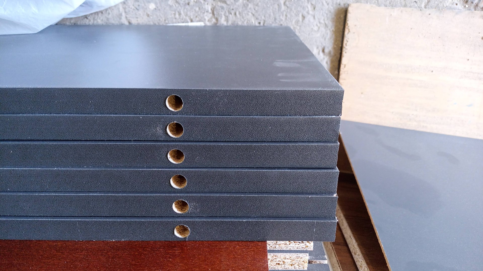 Делаю отверстия под менсолодержатель скрытого типа в ЛДСП с помощью шуруповерта