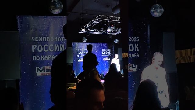 поет песню Меркюри