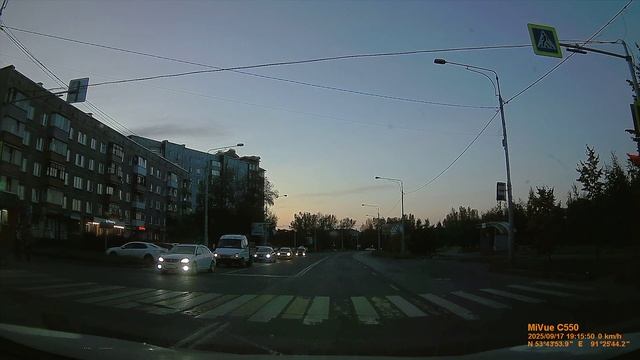 Массовый проезд на красный в Абакане смотреть онлайн