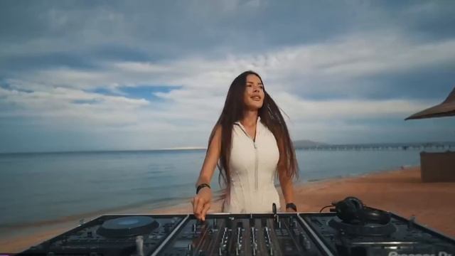Xenia Diamond - melodic tehno смотреть онлайн