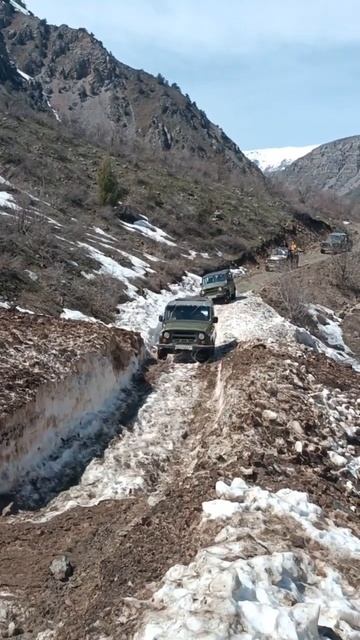 Колонна уазиков в горах