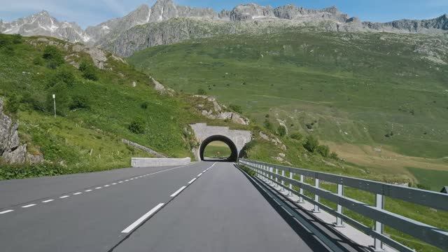 Швейцария. Живописная поездка через перевалы Фурка и Гримзель в формате 4K смотреть онлайн