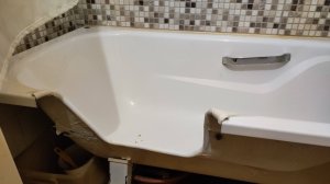 Вырез в металлической ванне для инвалидов и пожилых людей