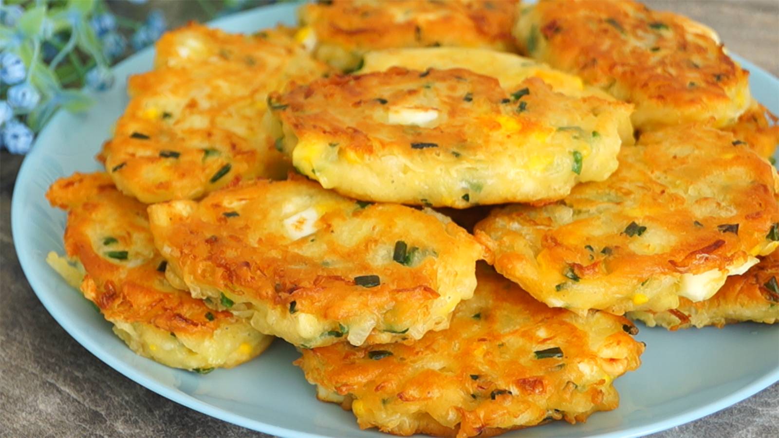 Оладьи - не оладьи, пирожки - не пирожки. На завтрак - это просто бомба. Очень вкусно смотреть онлайн