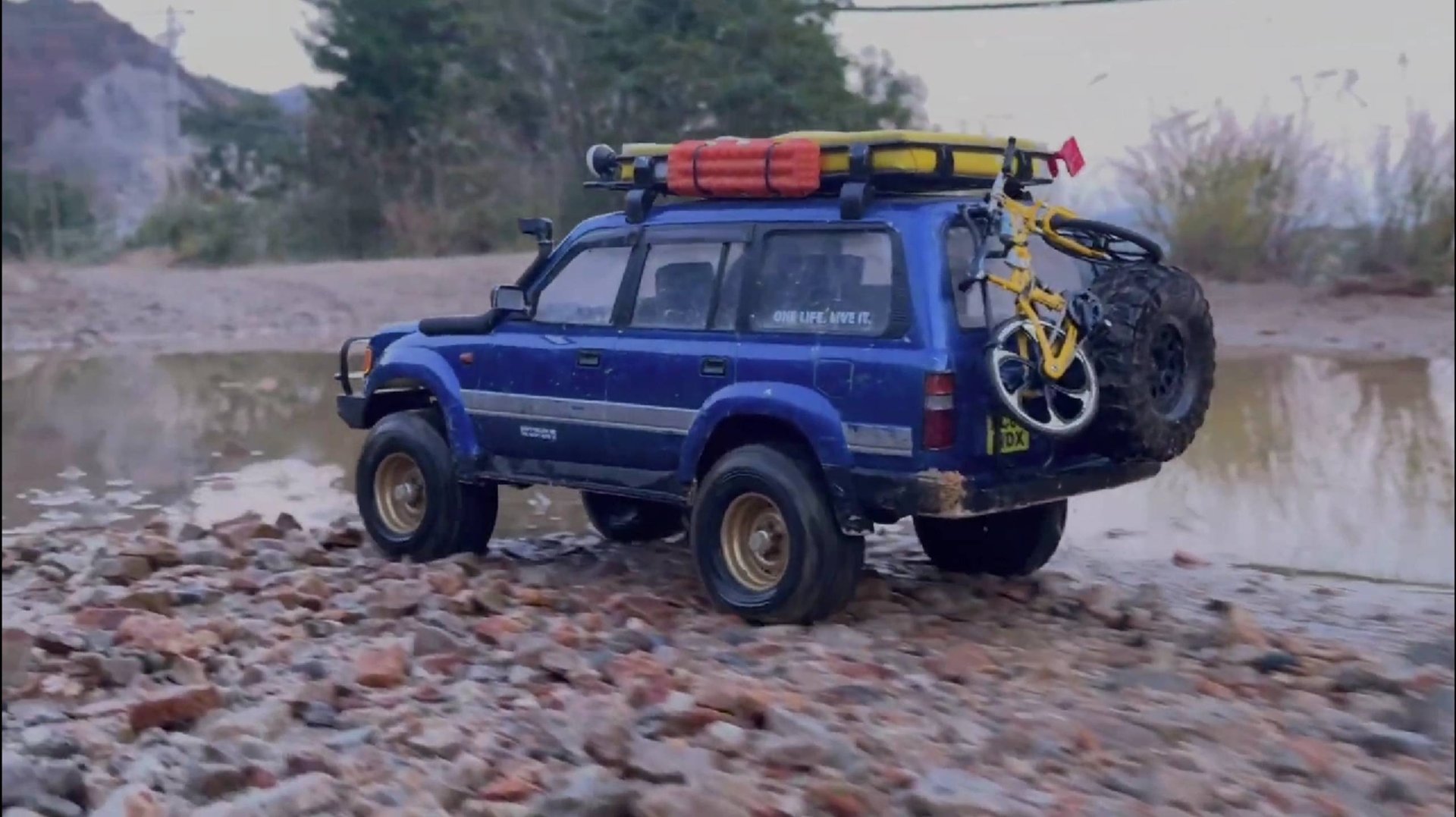 Тойота Land Cruiser 80. Езда по бездорожью. Камни, лужи, грязь. Offroad смотреть онлайн