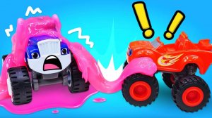 Вспыш и чудо машинки - Видео с игрушками - Машинки против злодея