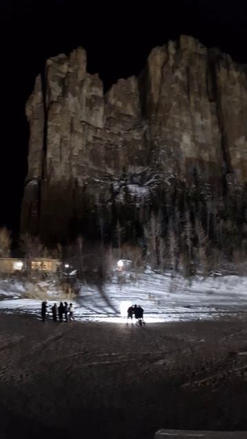 Зимние Ленские Столбы ночью с подсветкой! Удивительное зрелище! 06.04.2024 г. смотреть онлайн