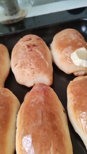 Запекла пироги смазываю маслом