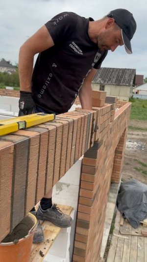 Кирпичная перемычка по уголку: классика надежности.