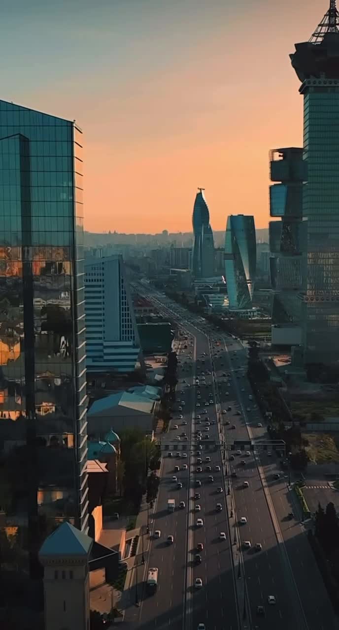 Столица Азербайджана, расположенная на берегу Каспийского моря, на южной части Апшеронского полуо... смотреть онлайн