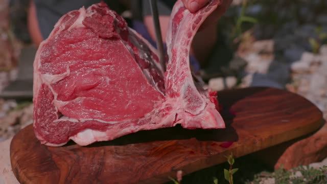 Сочные стейки на деревянных шпажках - Швейцария смотреть онлайн