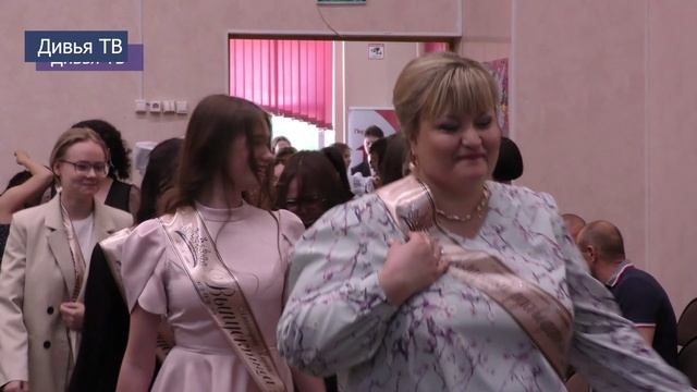 Тихвинская школа № 9 отметила 35-летний юбилей смотреть онлайн