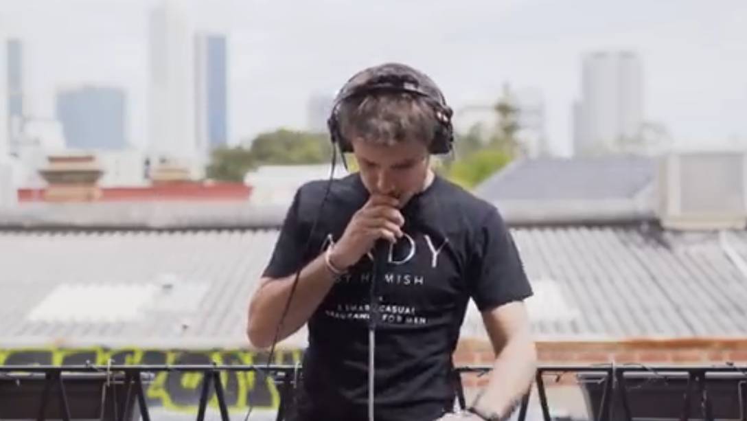 Sam Perry - Brighter Moons (Live Vocal Looping) [Exclusive Pile TV Live Session] смотреть онлайн