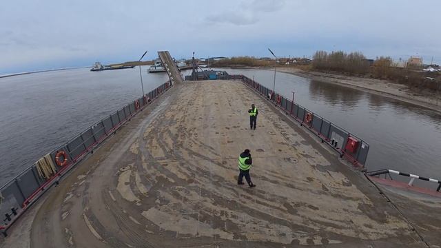 Осенние будни парома на Лене