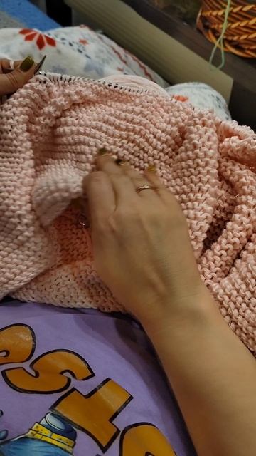 Плед спицами. Процесс движется #shorts смотреть онлайн