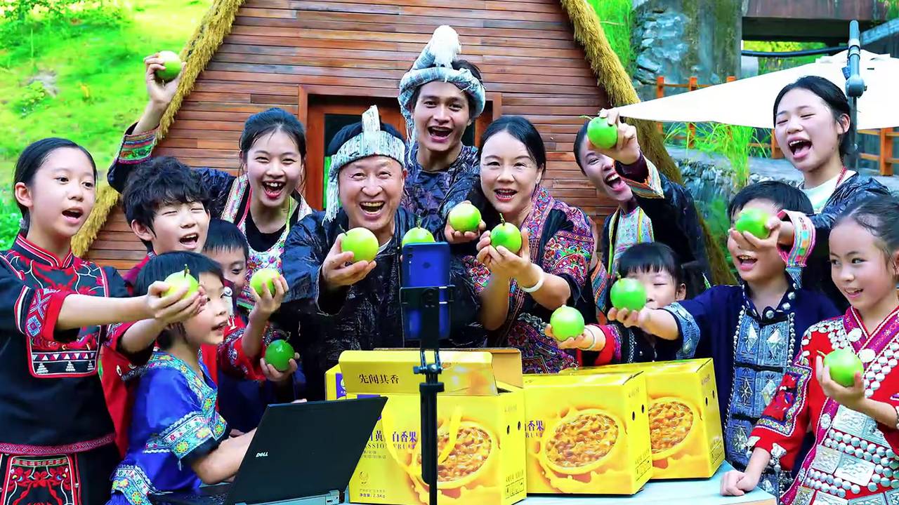 "Наша история: Стрим из-за гор" (Livestream Beyond the Mountains / 我们的故事-山那边的直播间, 2025) || Трейлер смотреть онлайн