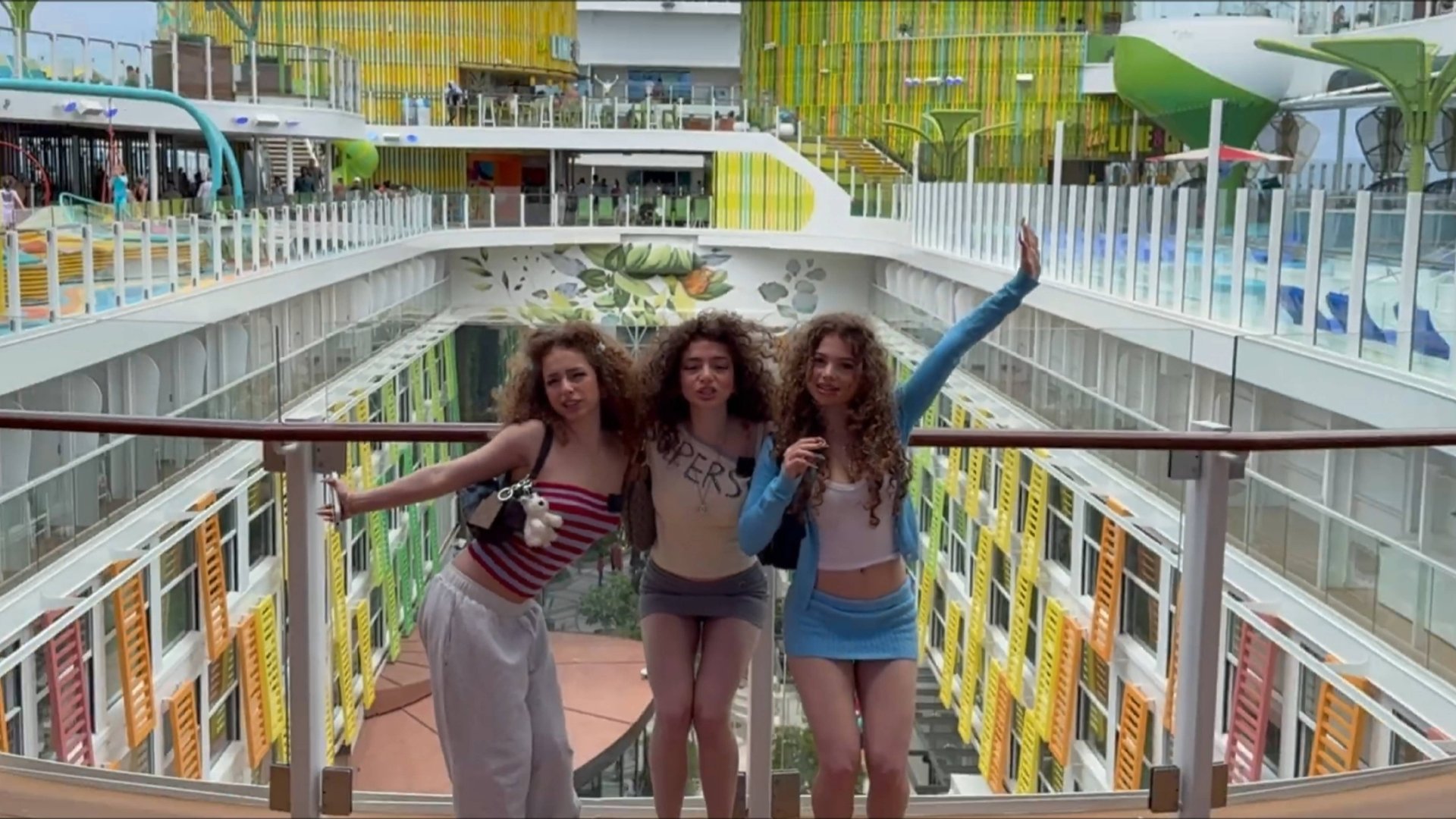 Kalogeras Sisters GO ON THE BIGGEST CRUISE SHIP IN THE WORLD! смотреть онлайн