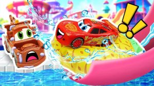 Молния Маквин гоняет на водных горках в аквапарке!  Видео для малышей про машинки