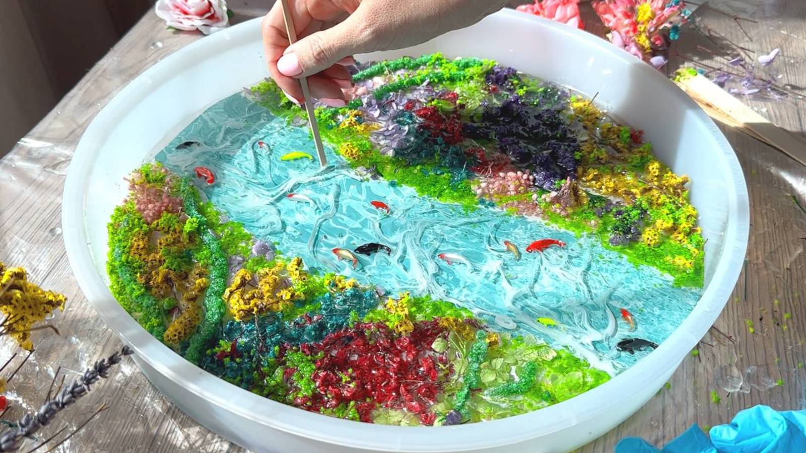 Стол из эпоксидной смолы с цветами и рыбками. смотреть онлайн