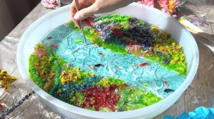 Стол из эпоксидной смолы с цветами и рыбками.