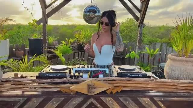 LUISA GIL - Melodic Tehno, Progressive House