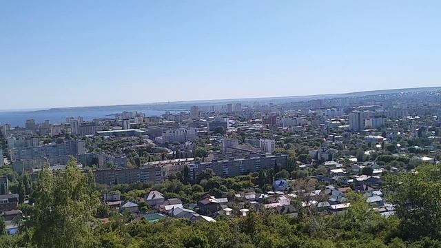 Вид с Соколовой горы города Саратова в 2023 году. Ветер умеренный, солнце, чистое небо, людей мало. смотреть онлайн